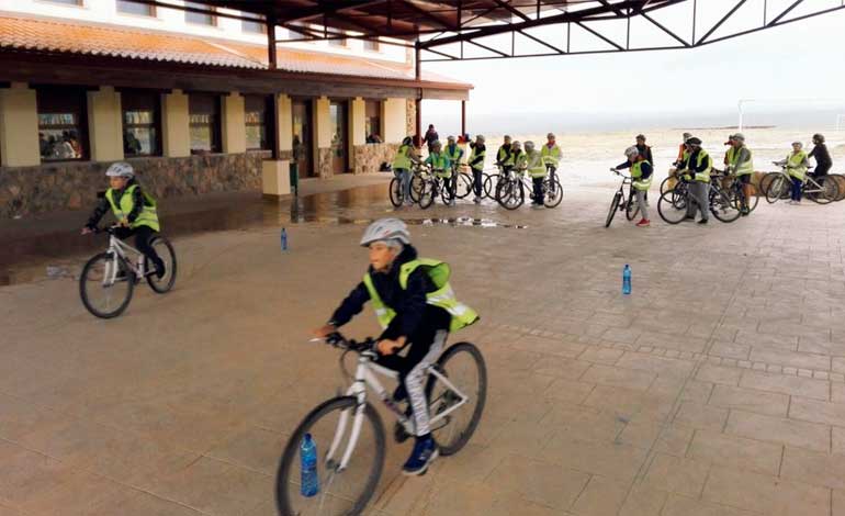 niños montando en bici de montaña