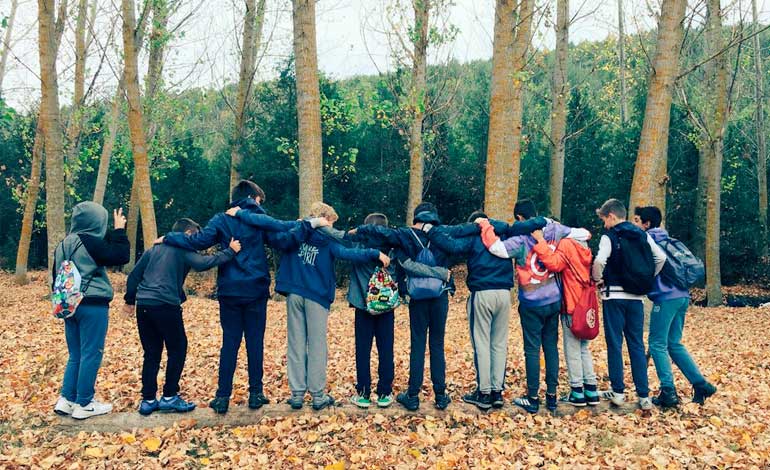 niños en el campo del aula de naturaleza emilio hurtado haciendo corro