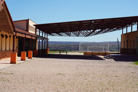 Zona cubierta en patio del Aula de Naturaleza Emilio Hurtado