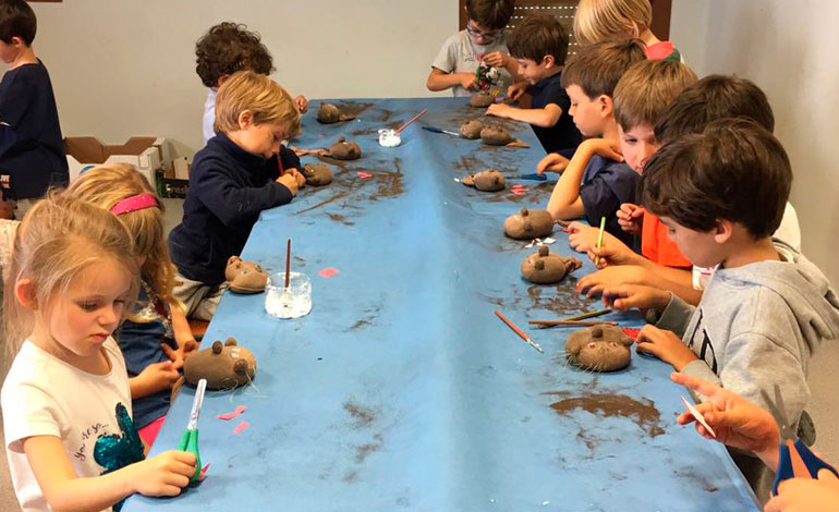 niños haciendo manualidades